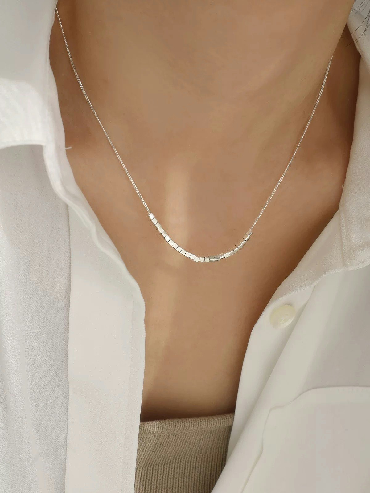 Halsband i äkta silver med liten kub