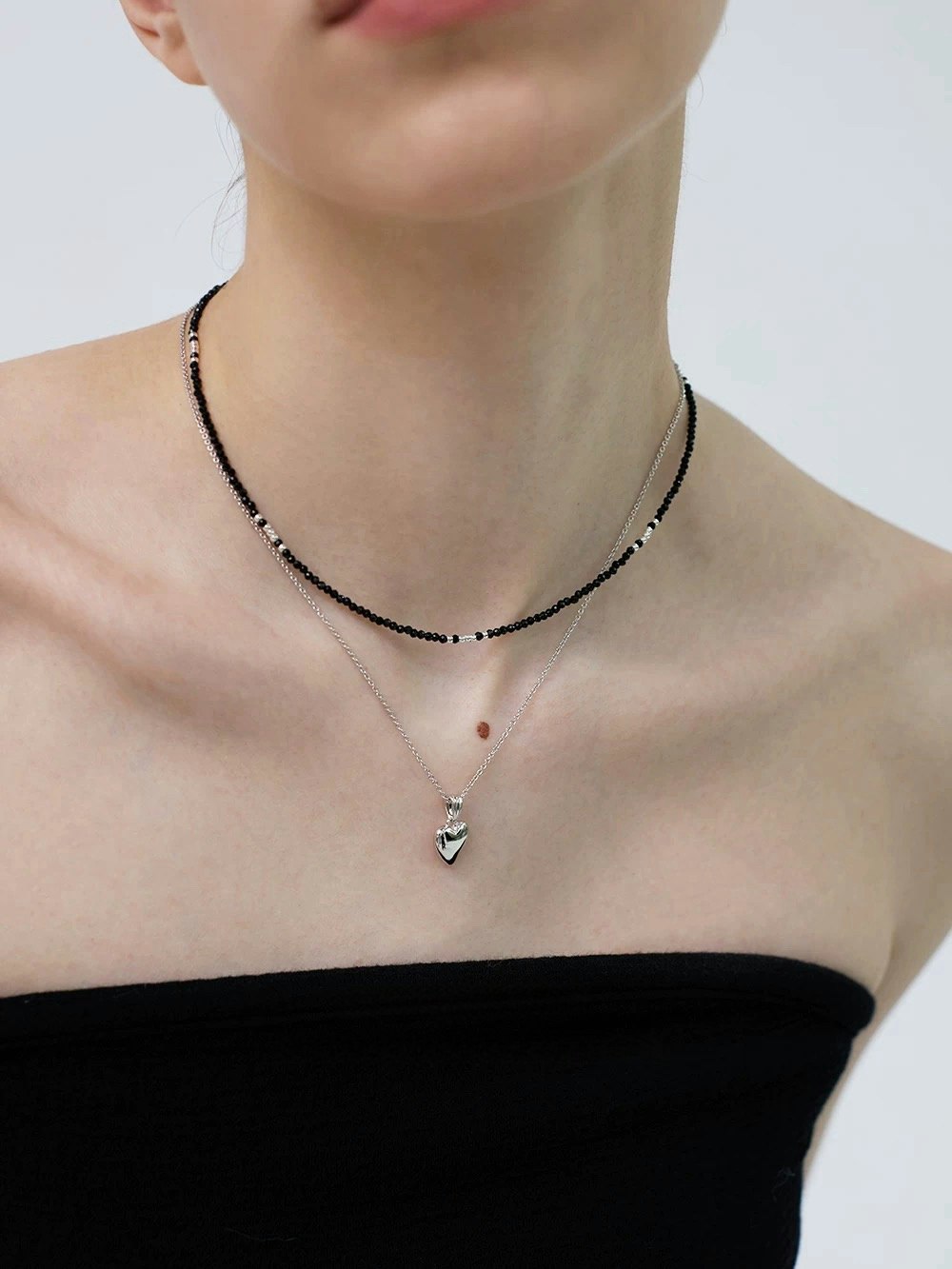 Halsband med pärlor i metall och svart sten, silver