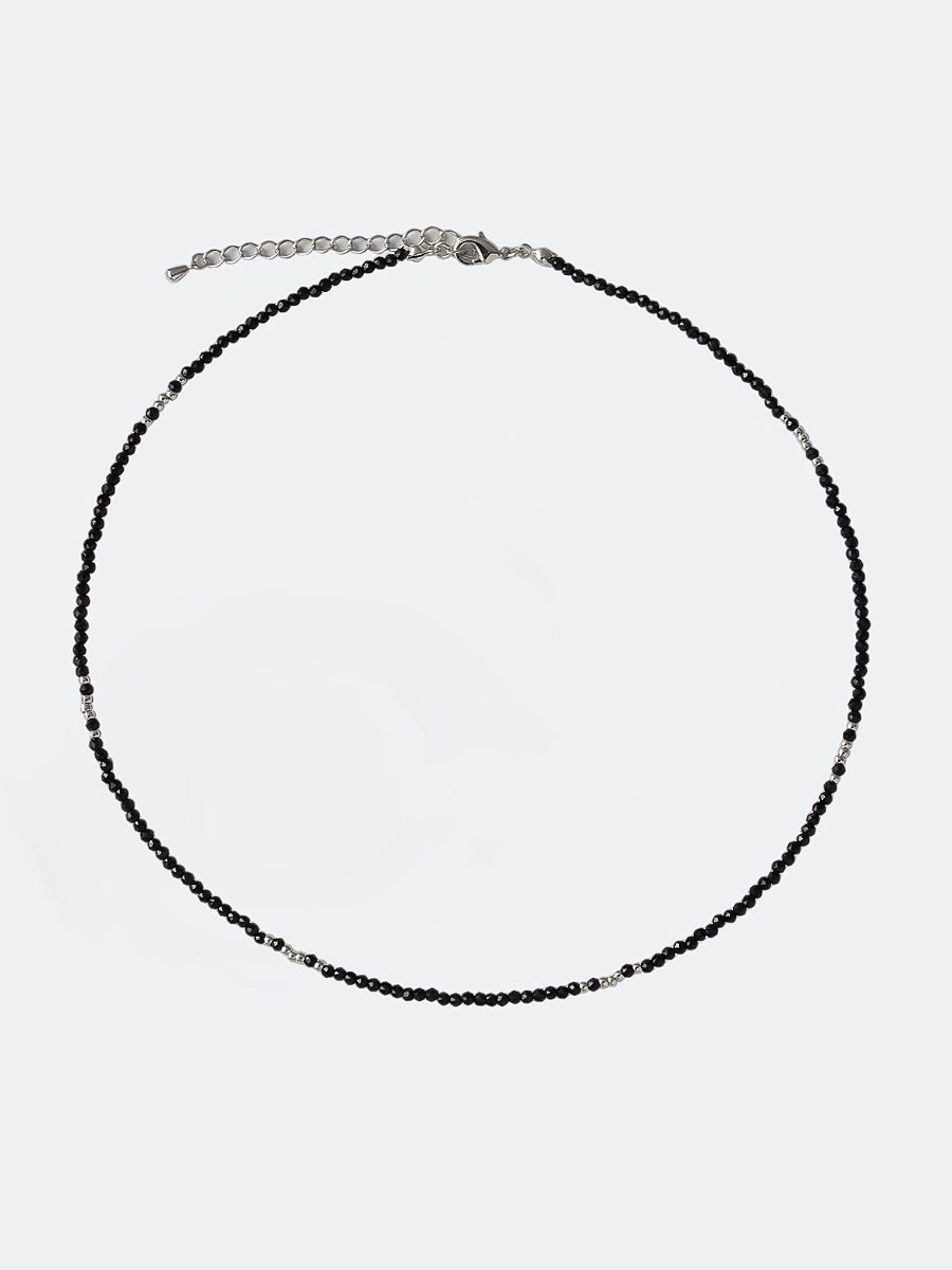 Halsband med pärlor i metall och svart sten, silver