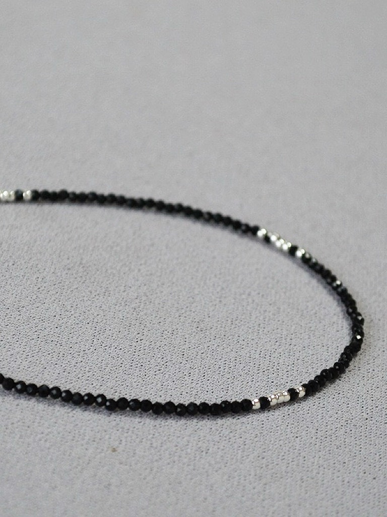Halsband med pärlor i metall och svart sten, silver