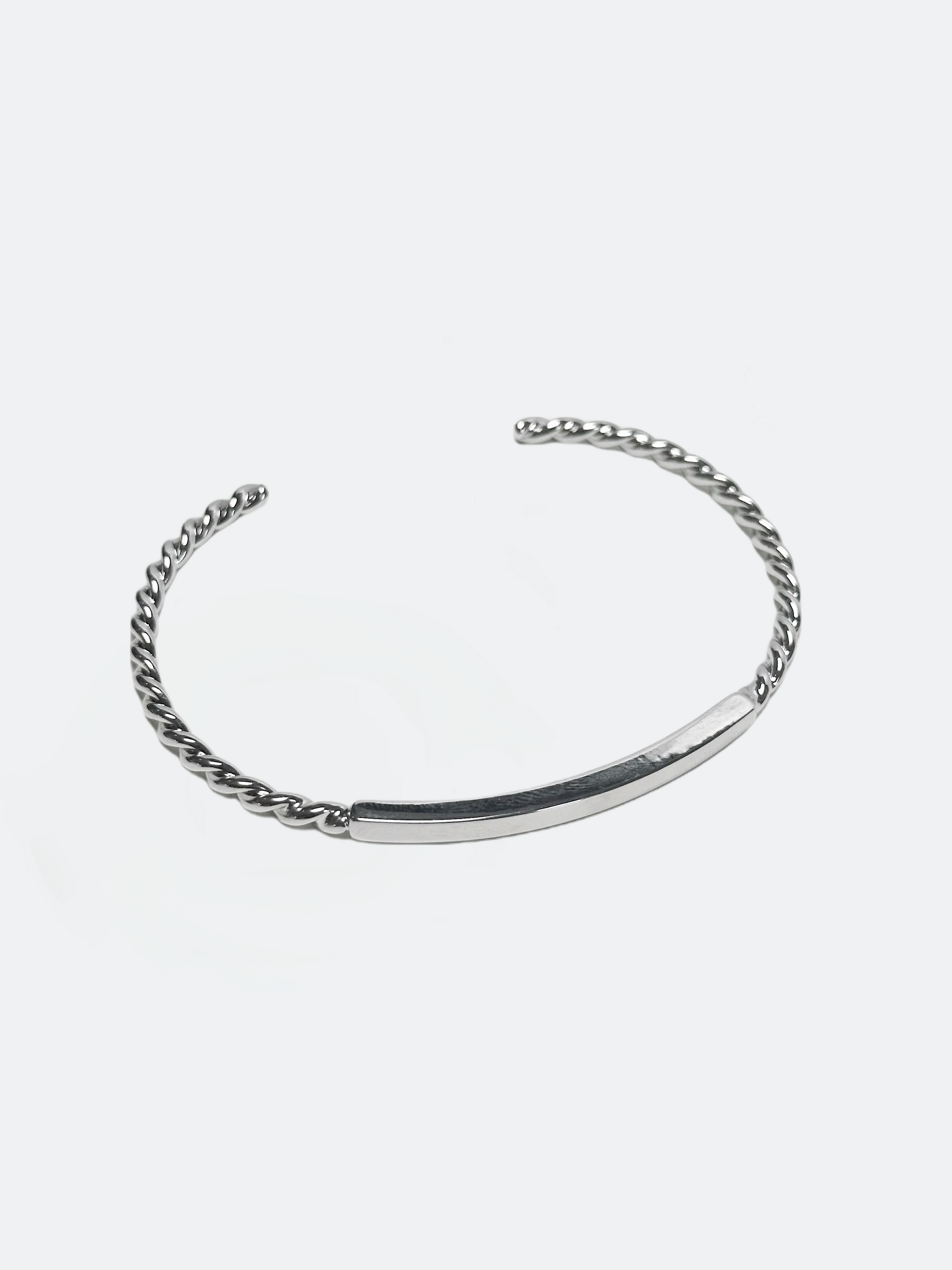 Silverfärgad bangle i tvinnat design
