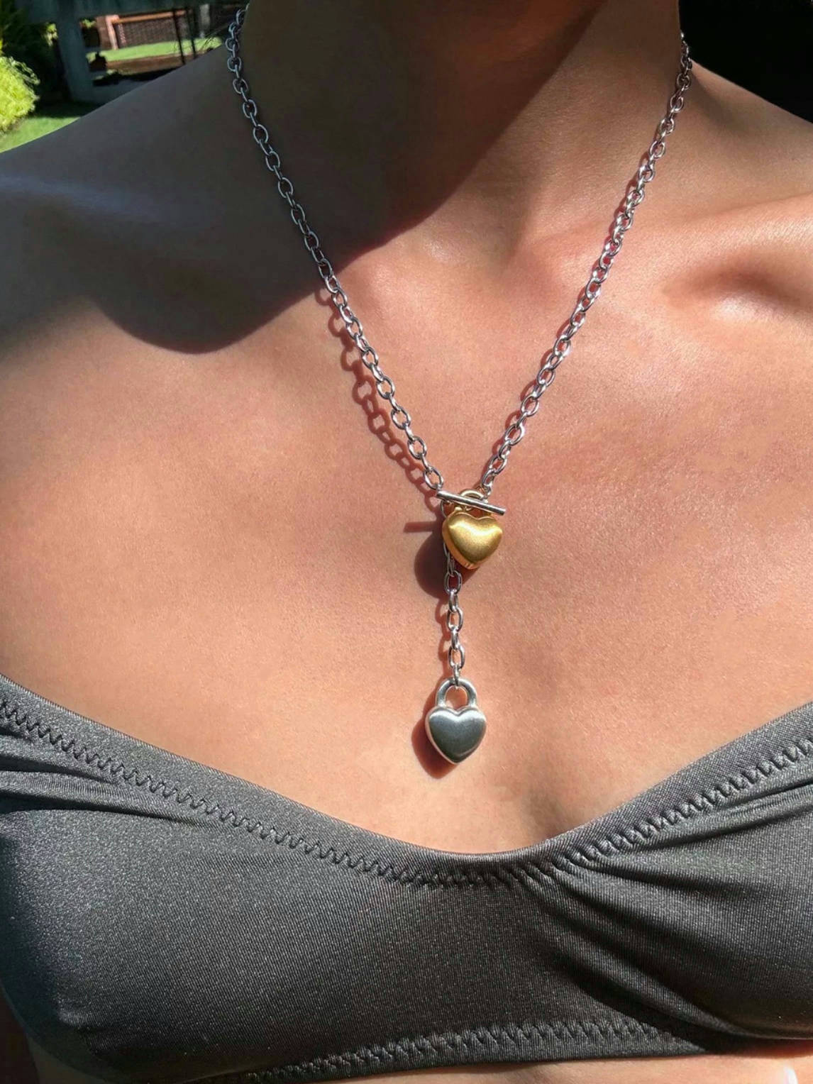Halsband i stål med ovala länkar med två hjärtan