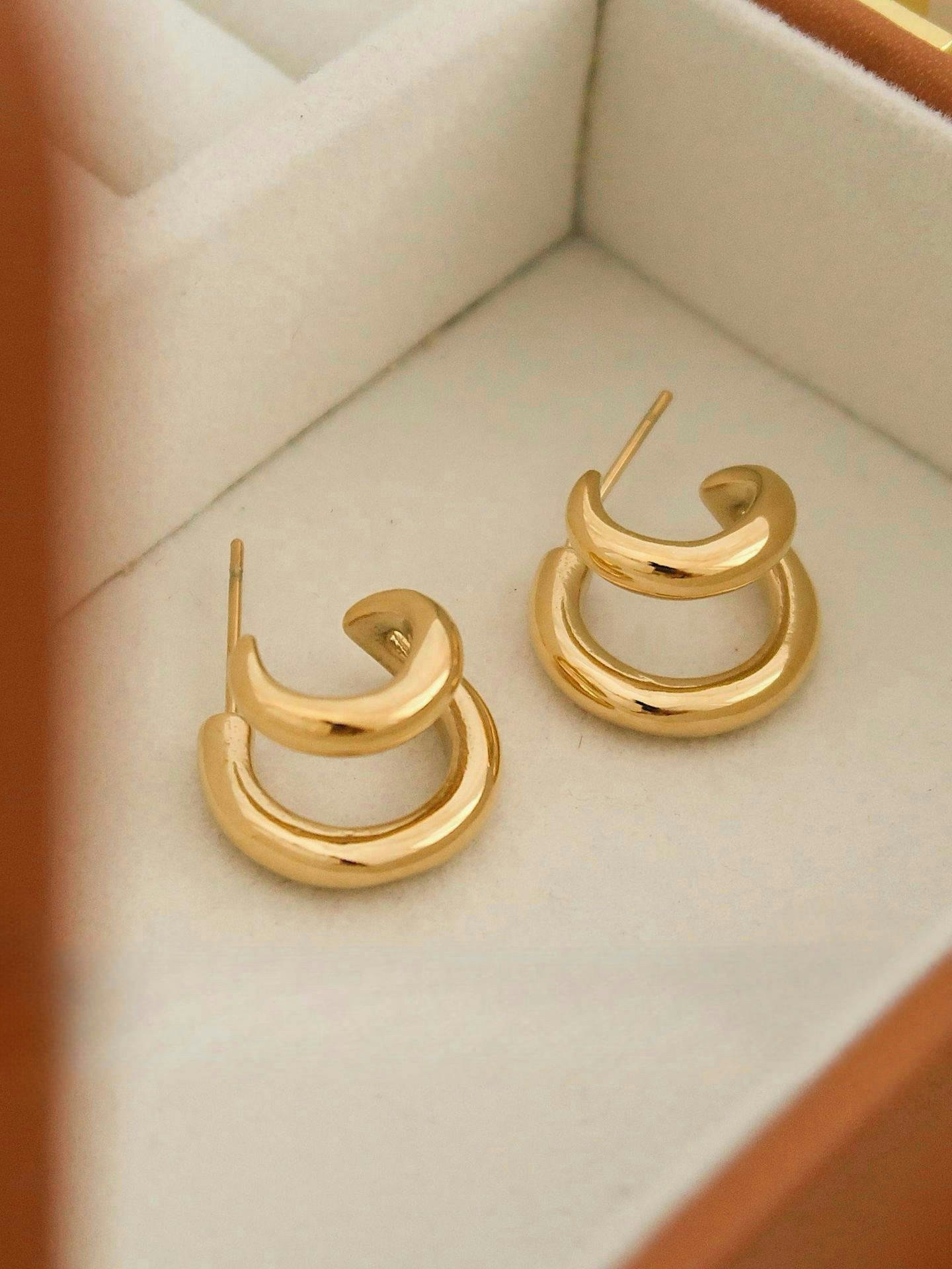 Hoops i stål med 18k guld med dubbla ringar