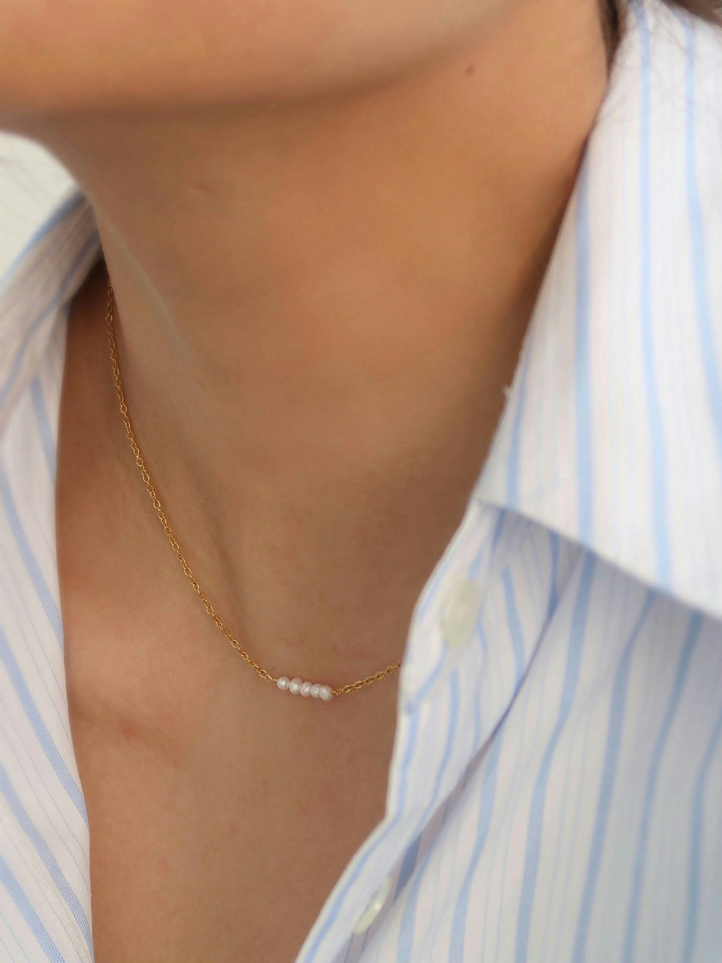 Halsband i stål med 18k guld med sötvattenspärlor