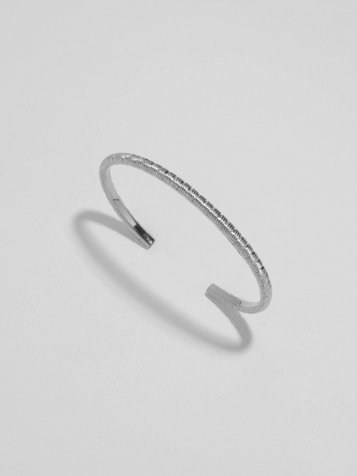 Silverfärgad bangle med Pinstripe design