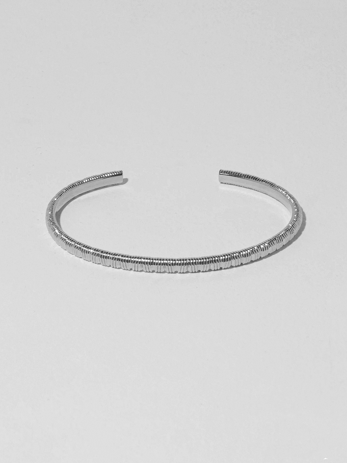 Silverfärgad bangle med Pinstripe design
