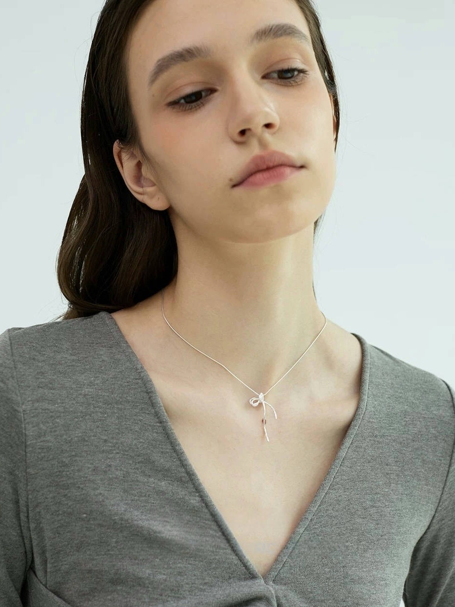 Halsband med rosett och glasstenar
