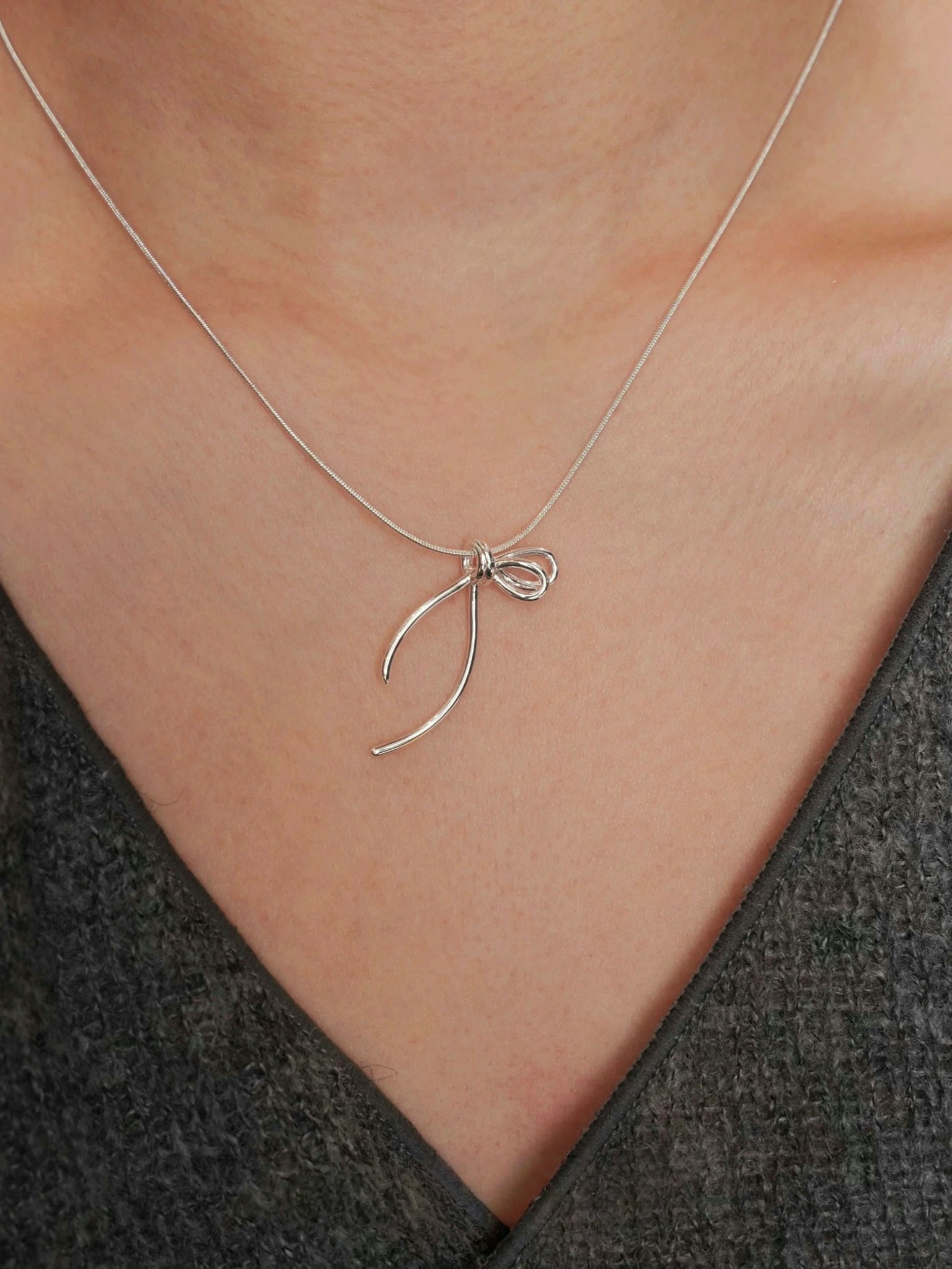 Halsband med rosett och glasstenar