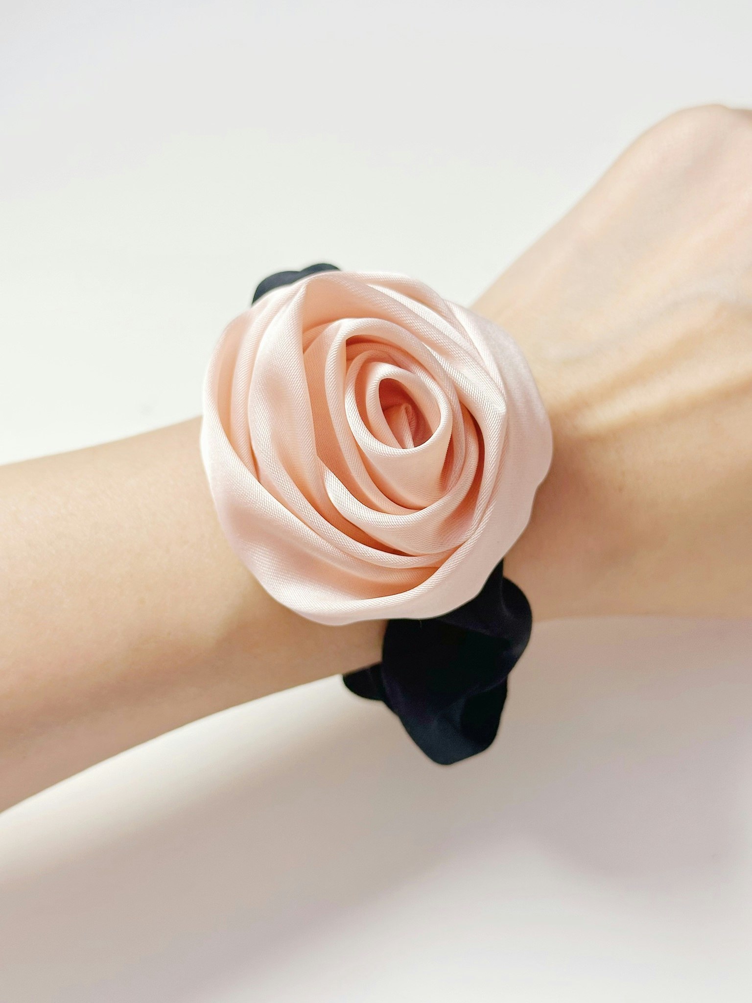 Scrunchie med rosor ，Ljusrosa