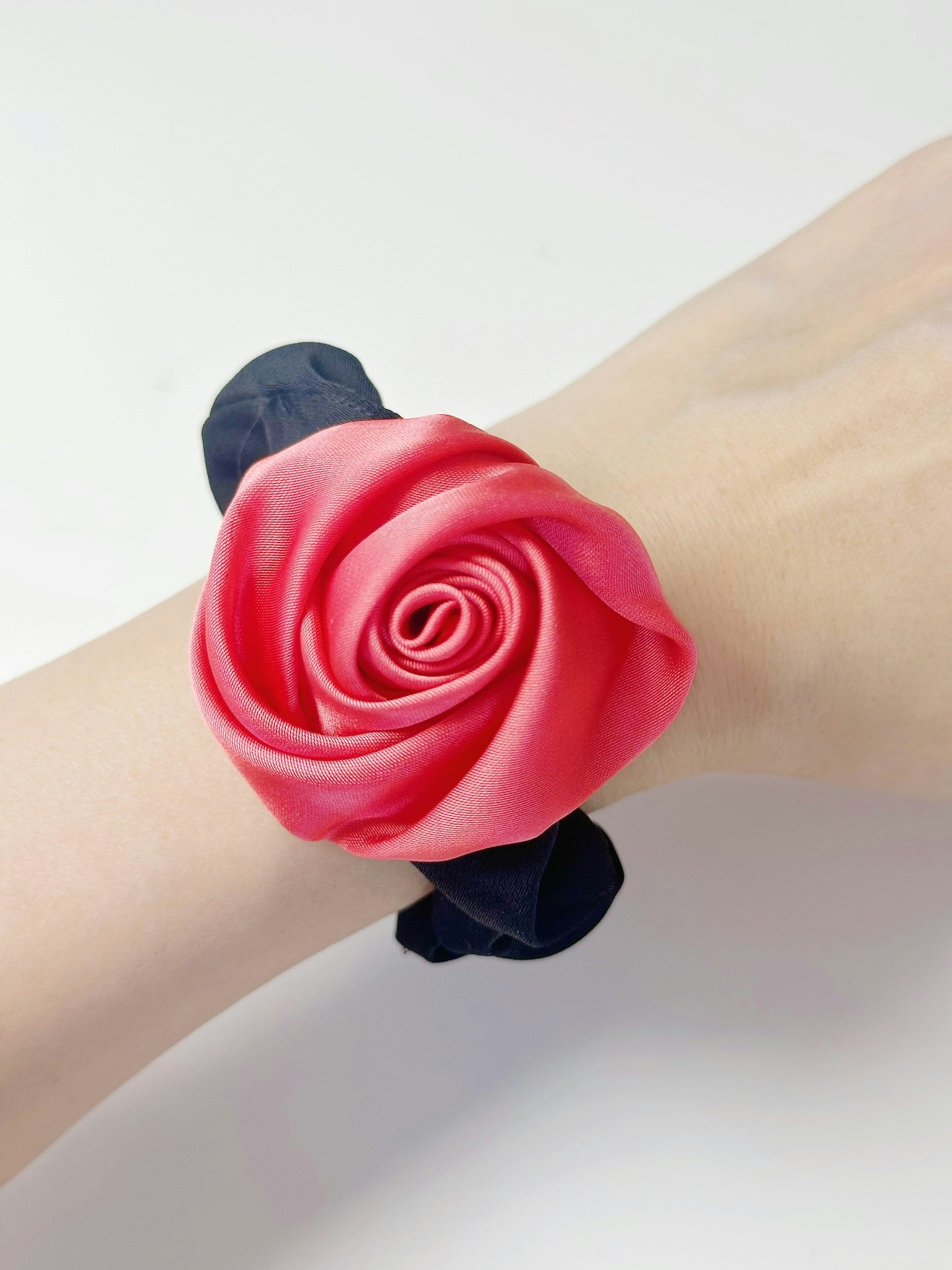 Scrunchie med rosor ，Mörk rosa