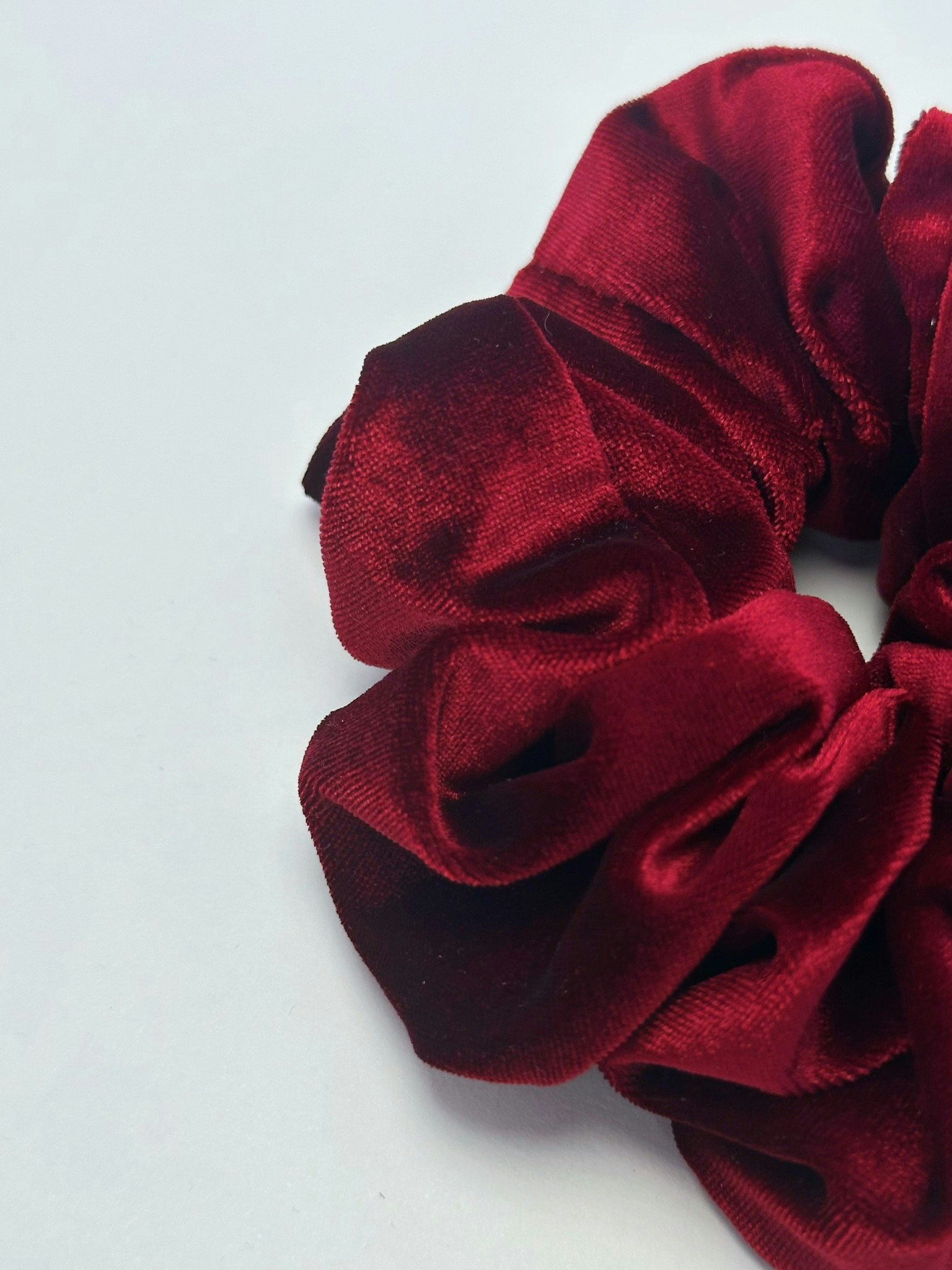 Vinröd scrunchie i sammetsimitation