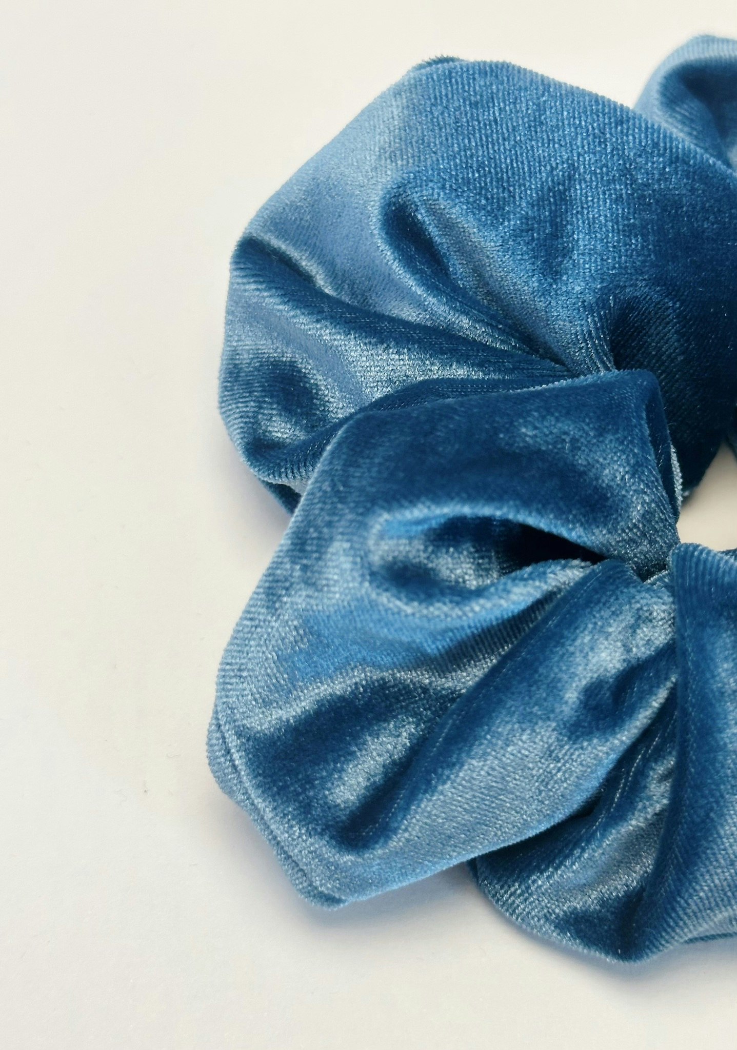 Blå scrunchie i sammetsimitation