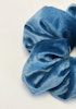 Blå scrunchie i sammetsimitation