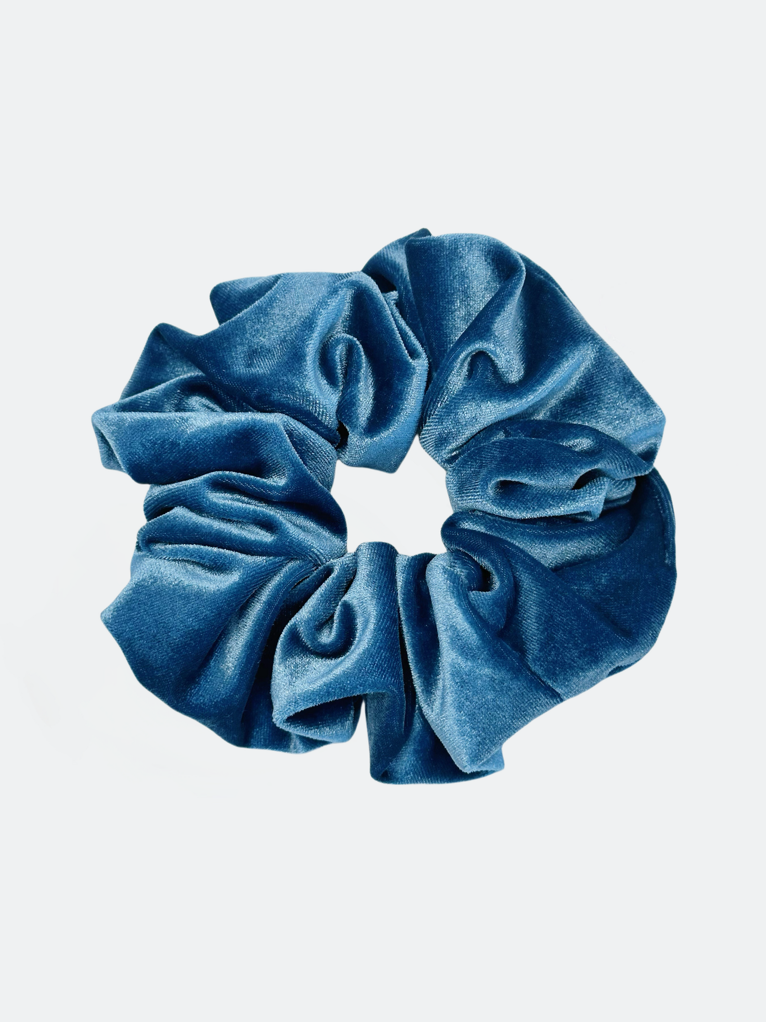 Blå scrunchie i sammetsimitation