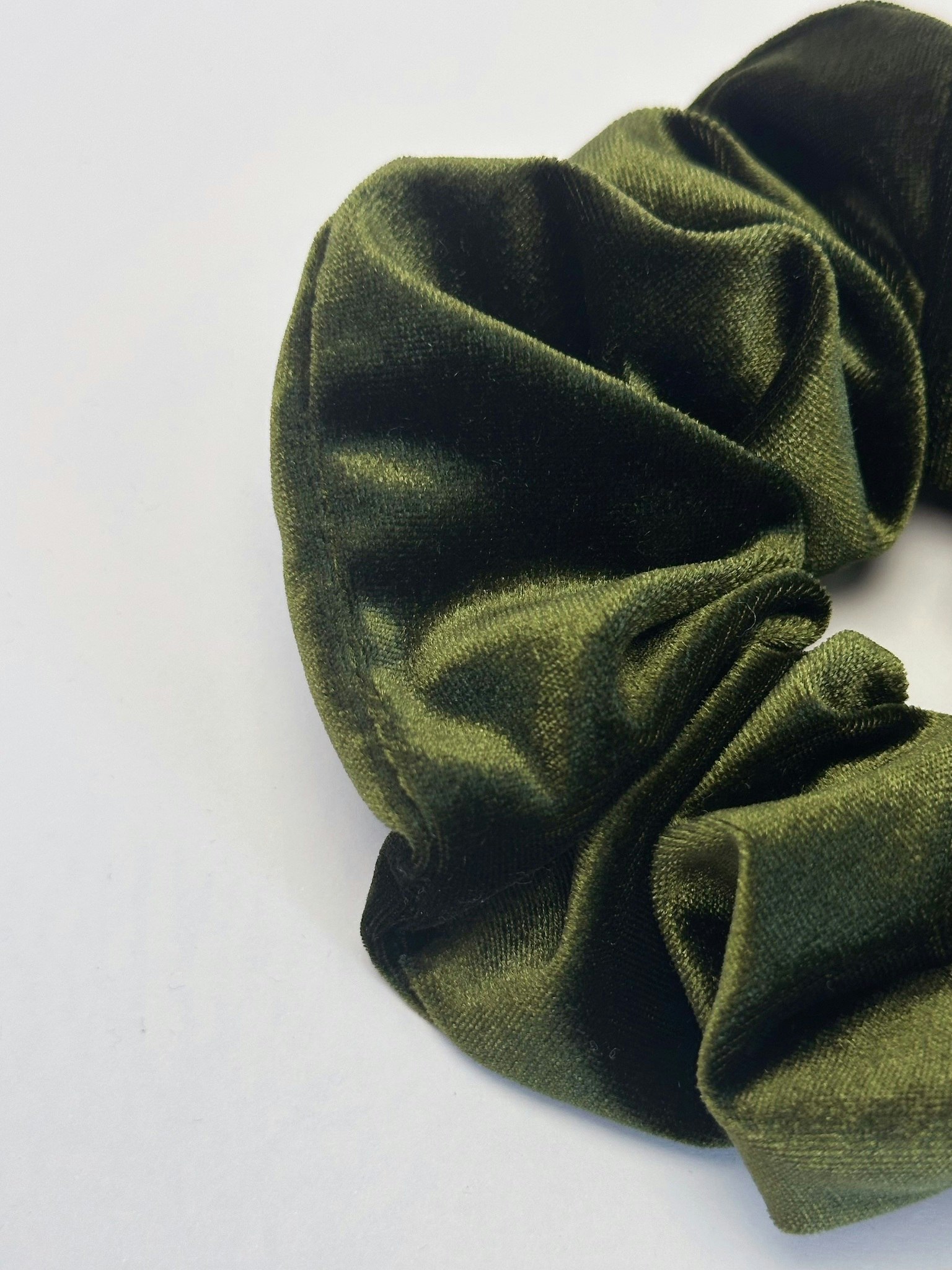 Mörkgrön scrunchie i sammetsimitation