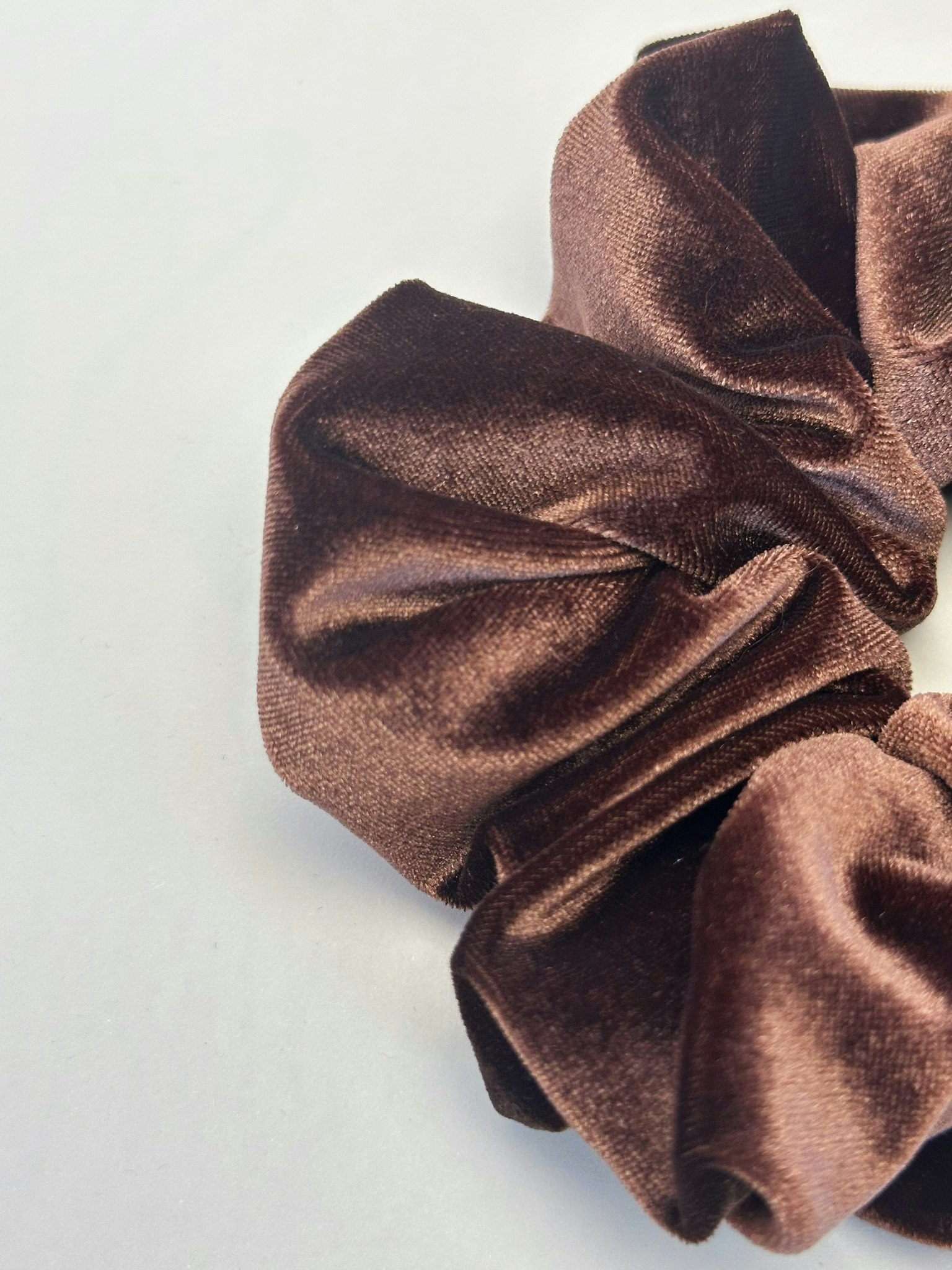 Brun scrunchie i sammetsimitation