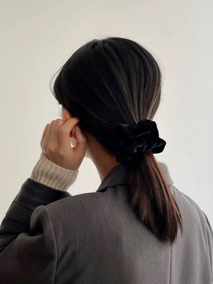 Svart scrunchie i sammetsimitation