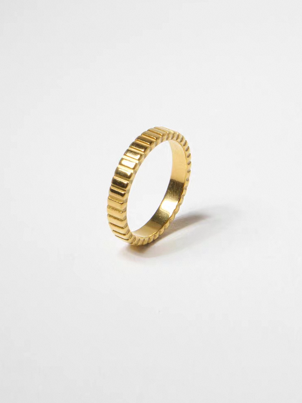 Ring i stål med 18k guld med trådmönster