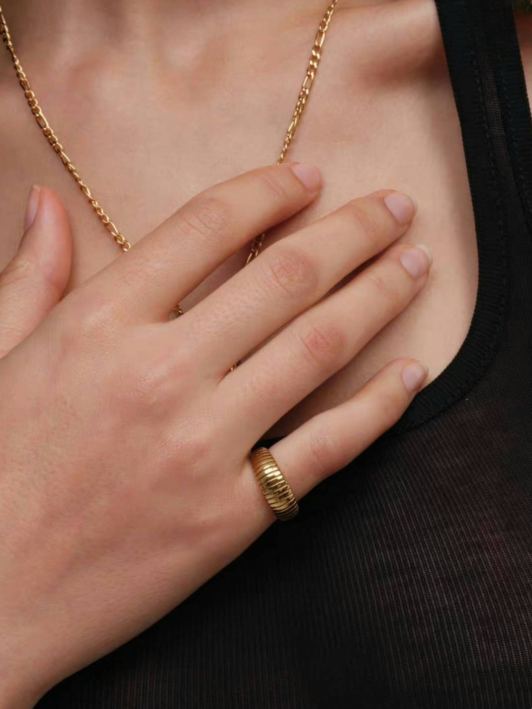 Tunn ring i stål med 18k guld med trådmönster