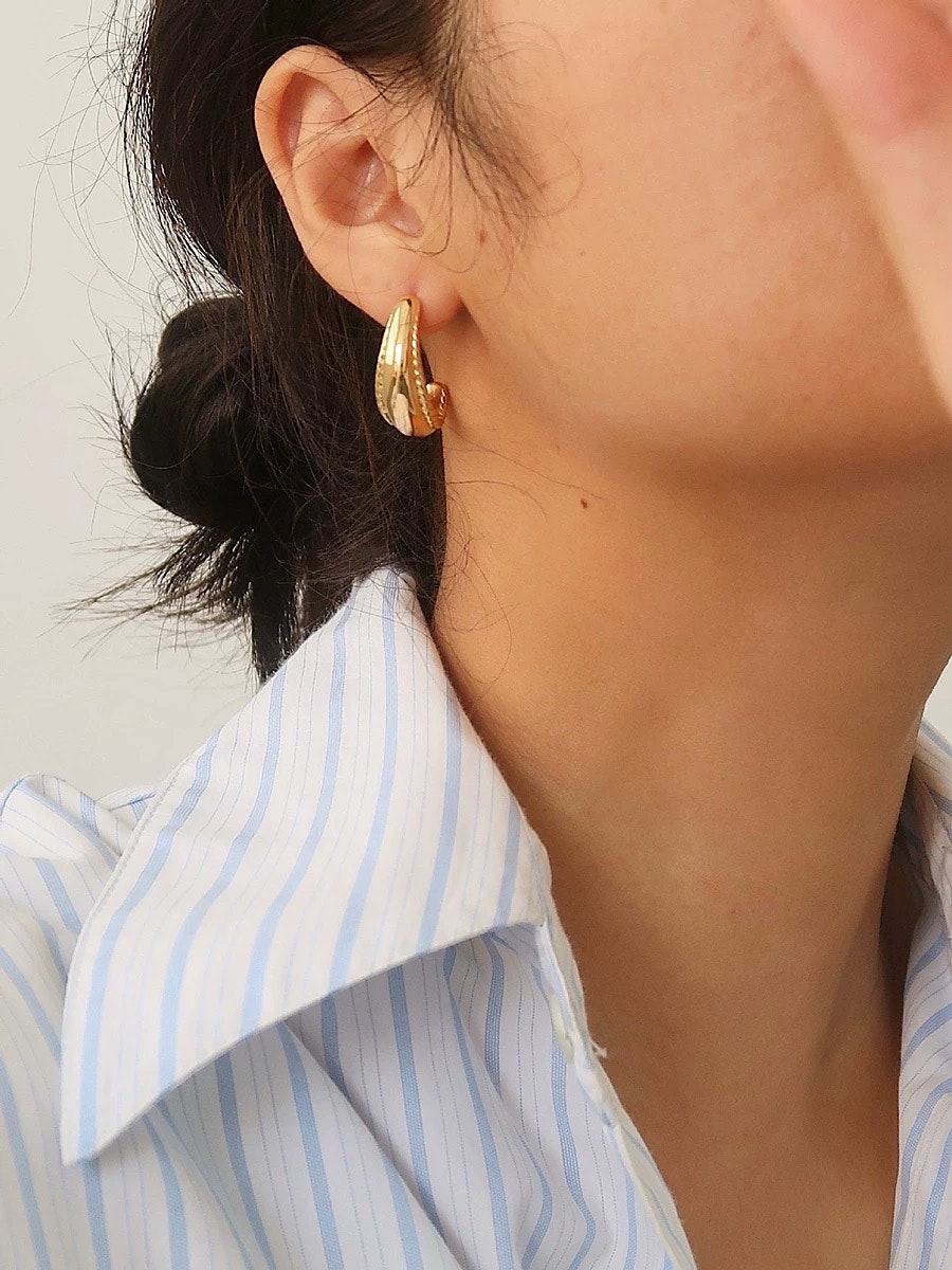 Räfflade hoops i stål med 18k guld