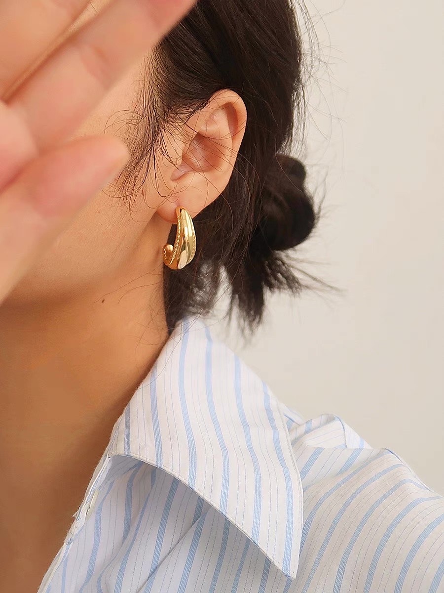 Räfflade hoops i stål med 18k guld