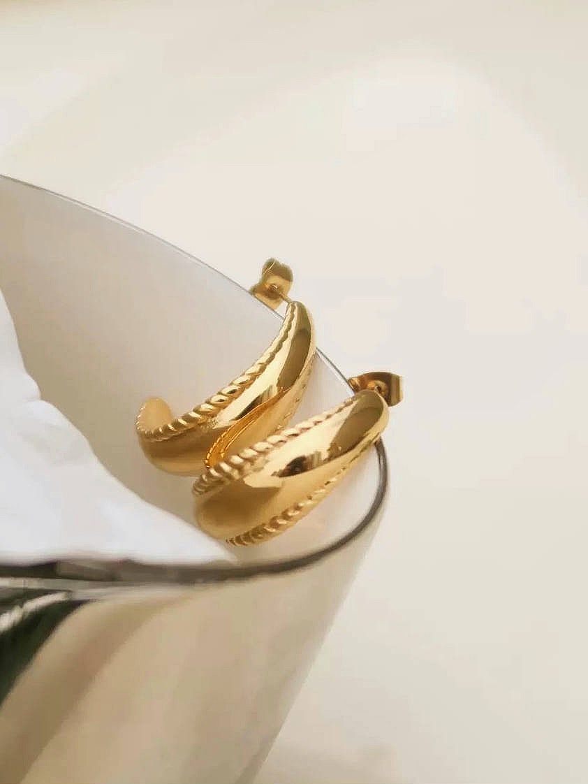 Räfflade hoops i stål med 18k guld