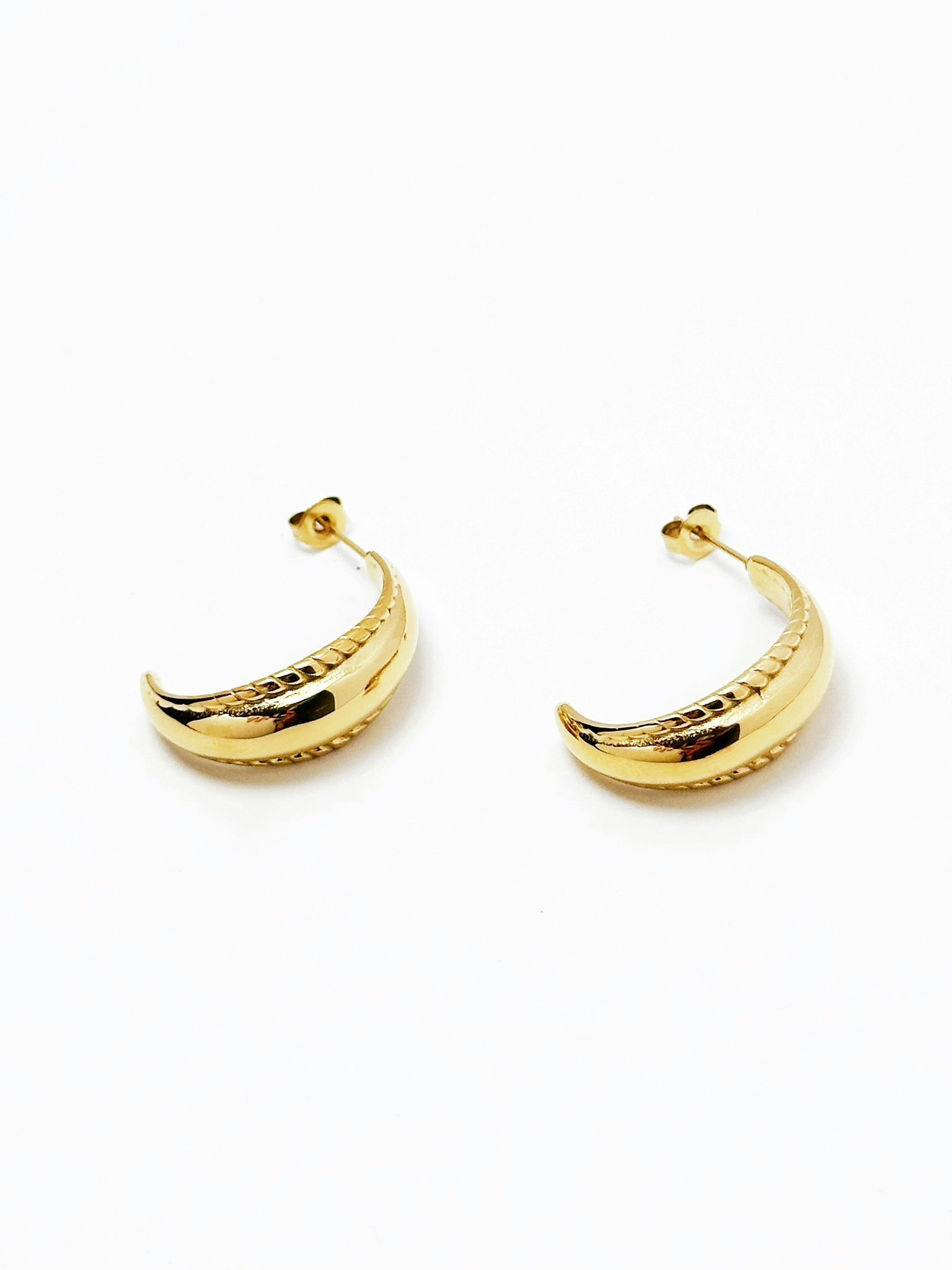 Räfflade hoops i stål med 18k guld