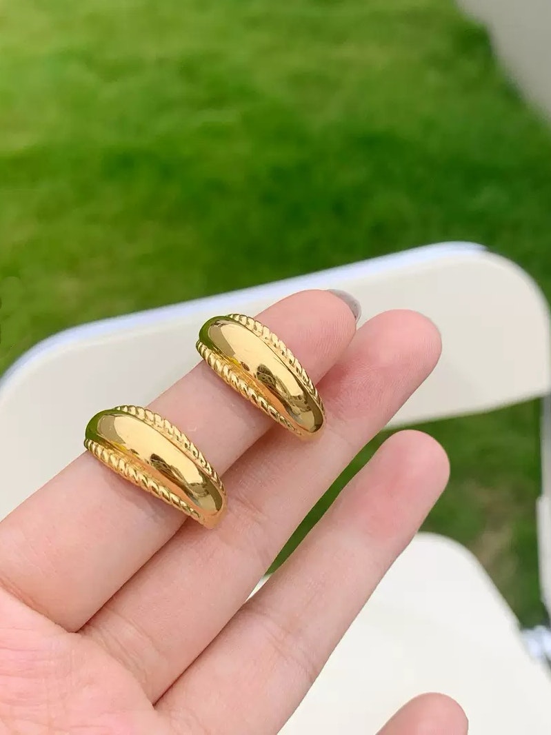 Räfflade hoops i stål med 18k guld