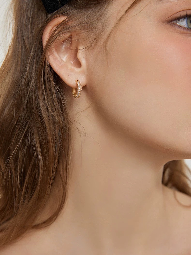 Asymmetri guldfärgade mini hoops med glasstenar