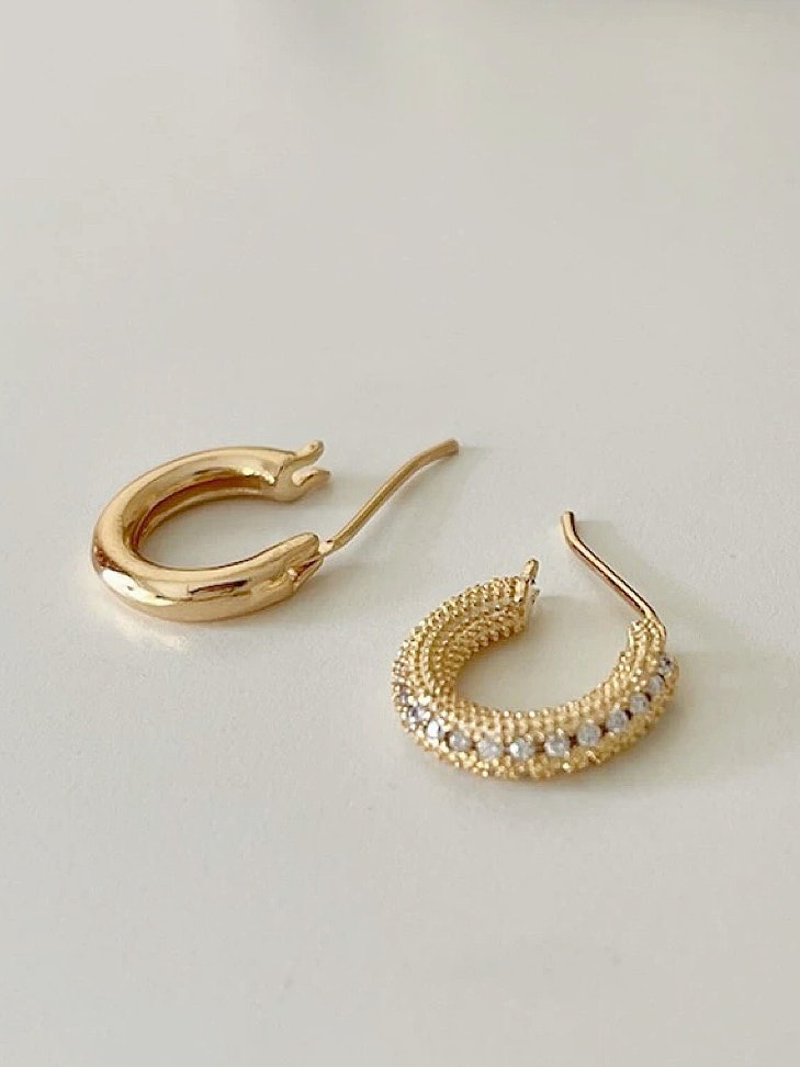 Asymmetri guldfärgade mini hoops med glasstenar