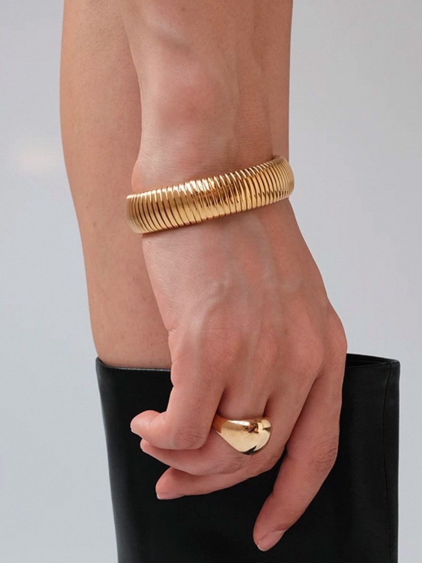 Bangle i stål med 18k guld med räfflade