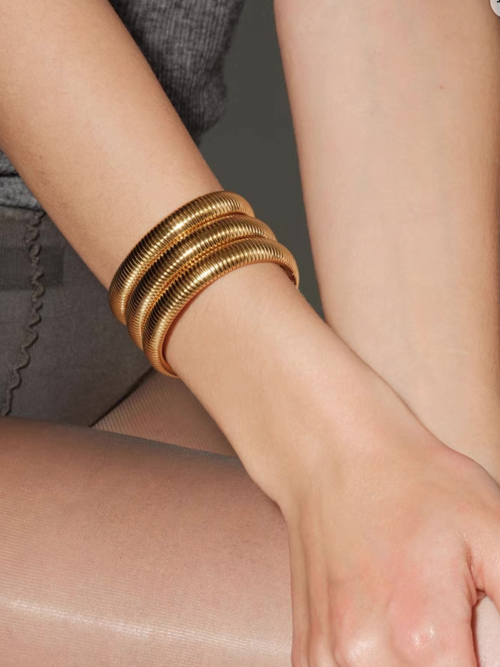 Bangle i stål med 18k guld med räfflade