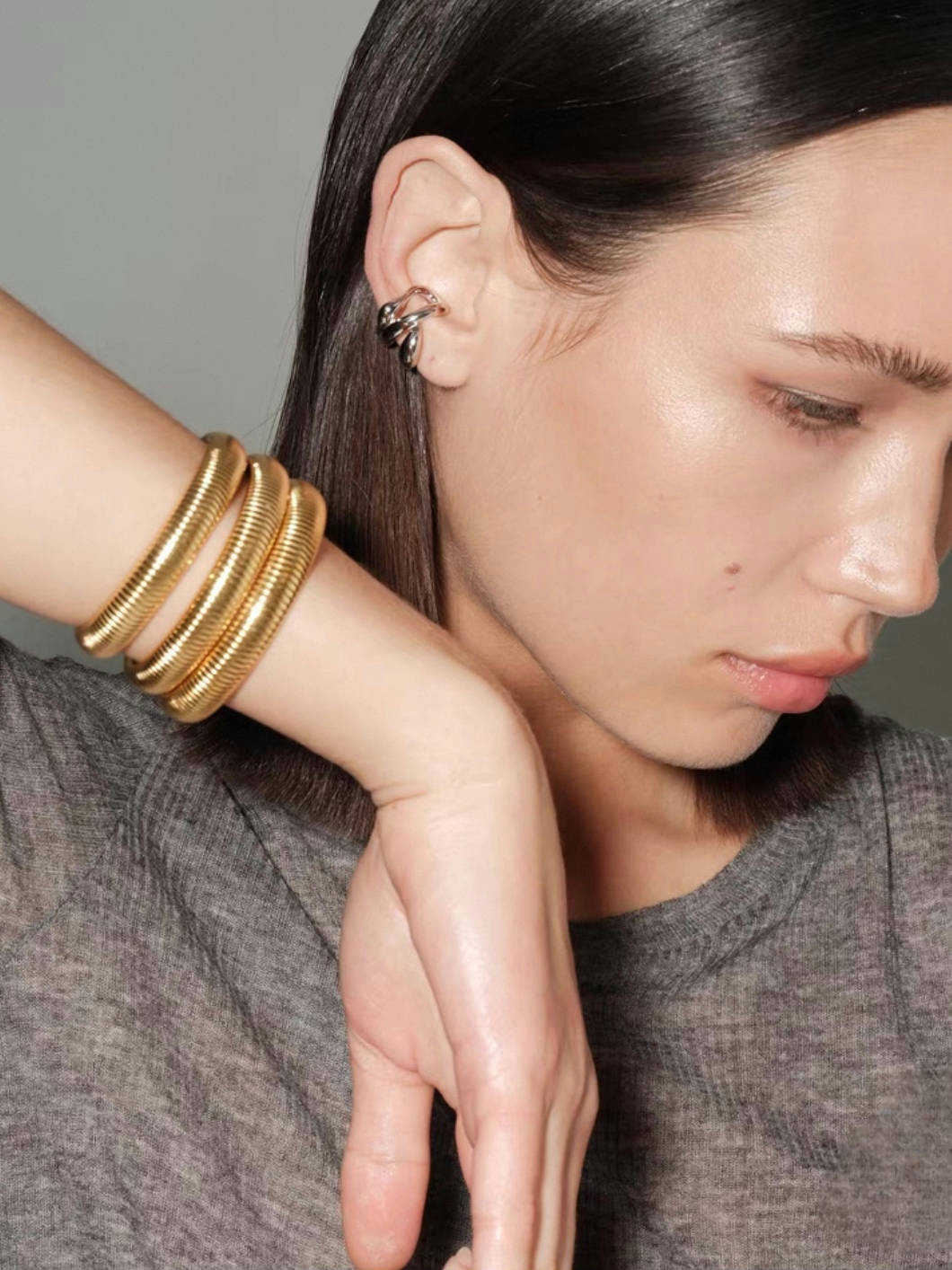 Bangle i stål med 18k guld med räfflade