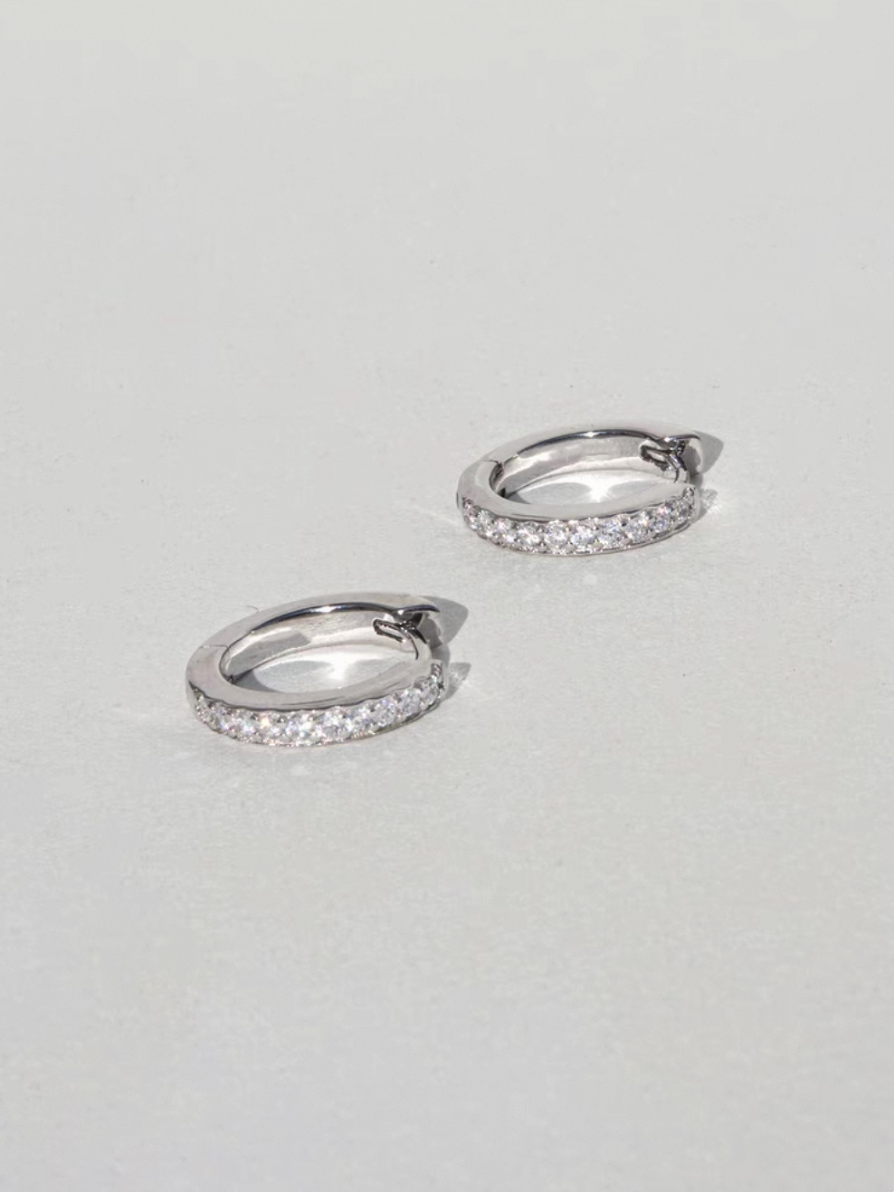 Hoops i äkta silver med rad av Cubic Zirconia