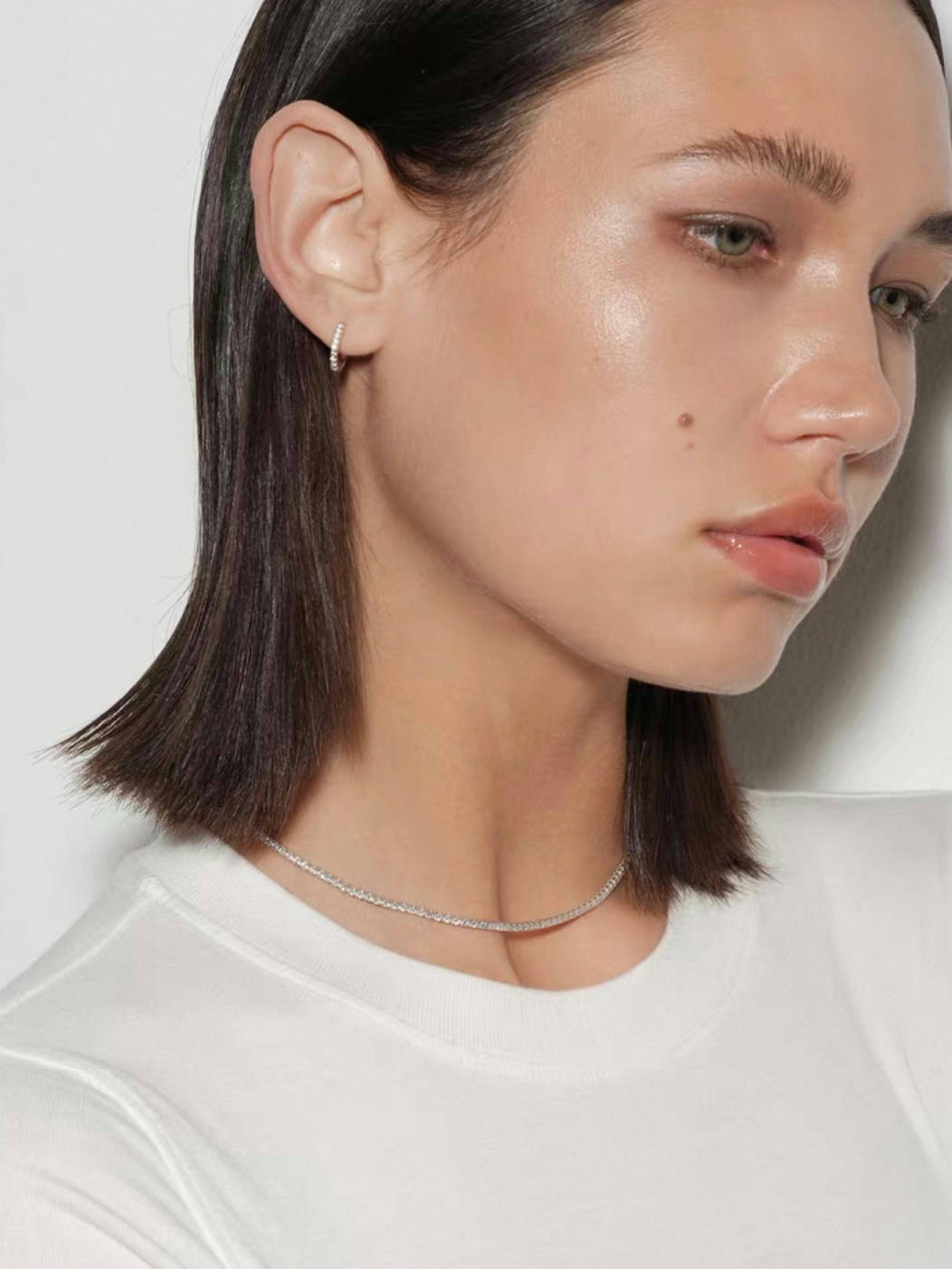Hoops i äkta silver med rad av Cubic Zirconia