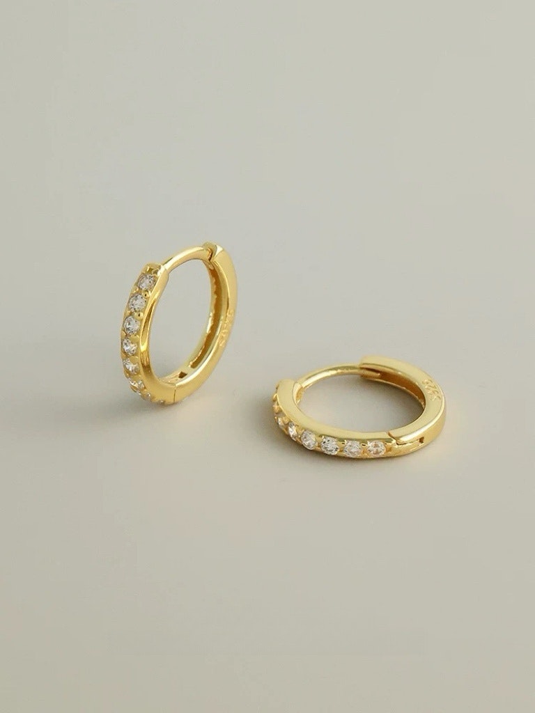 Hoops i 18k guldpläterat silver med rad av Cubic Zirconia