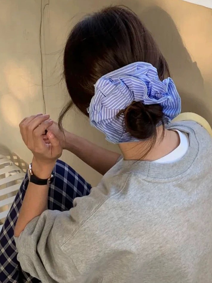 Blåvitrandig scrunchie