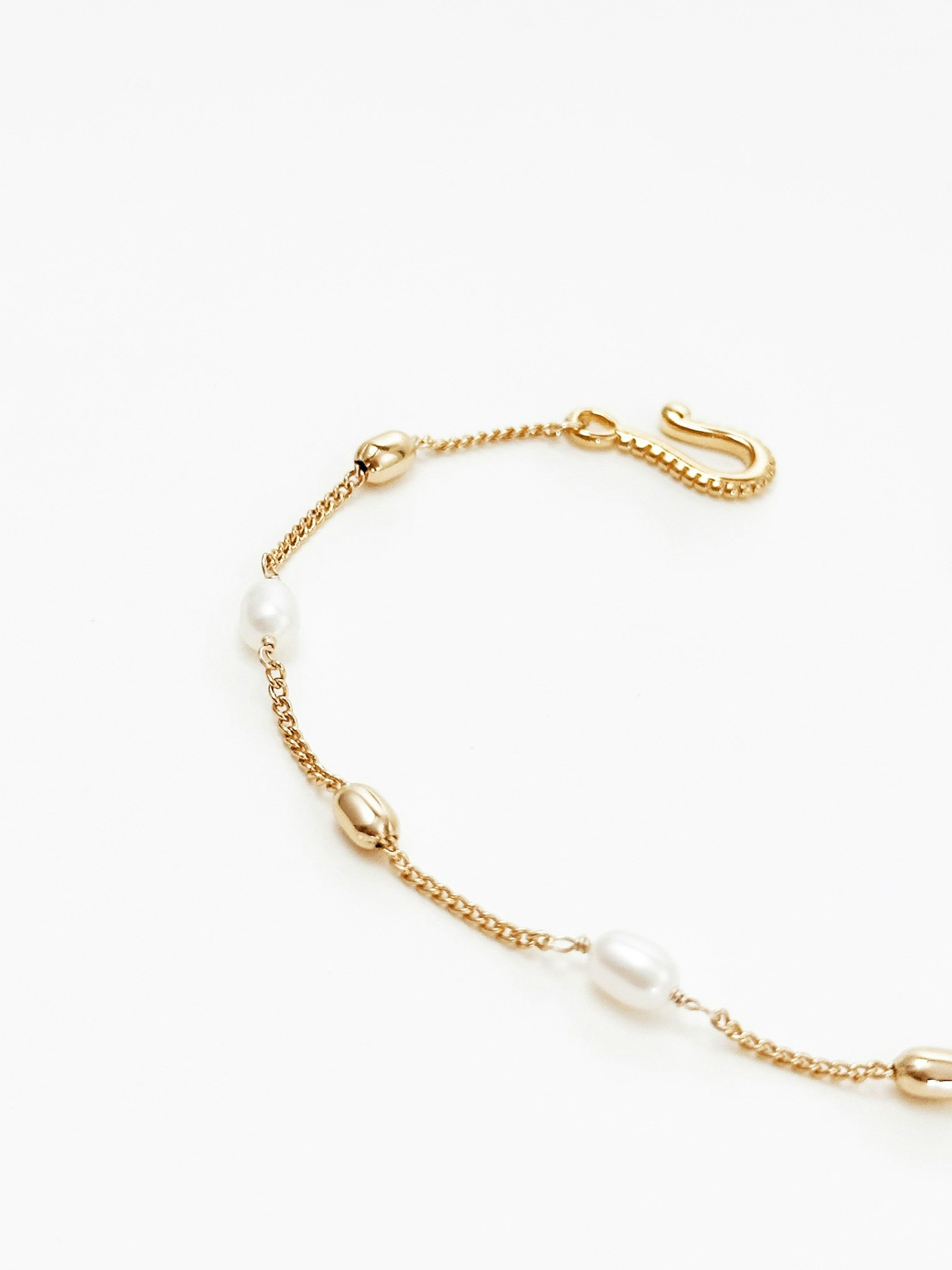 Armband i 18k guldpläterat med sötvattenspärlor