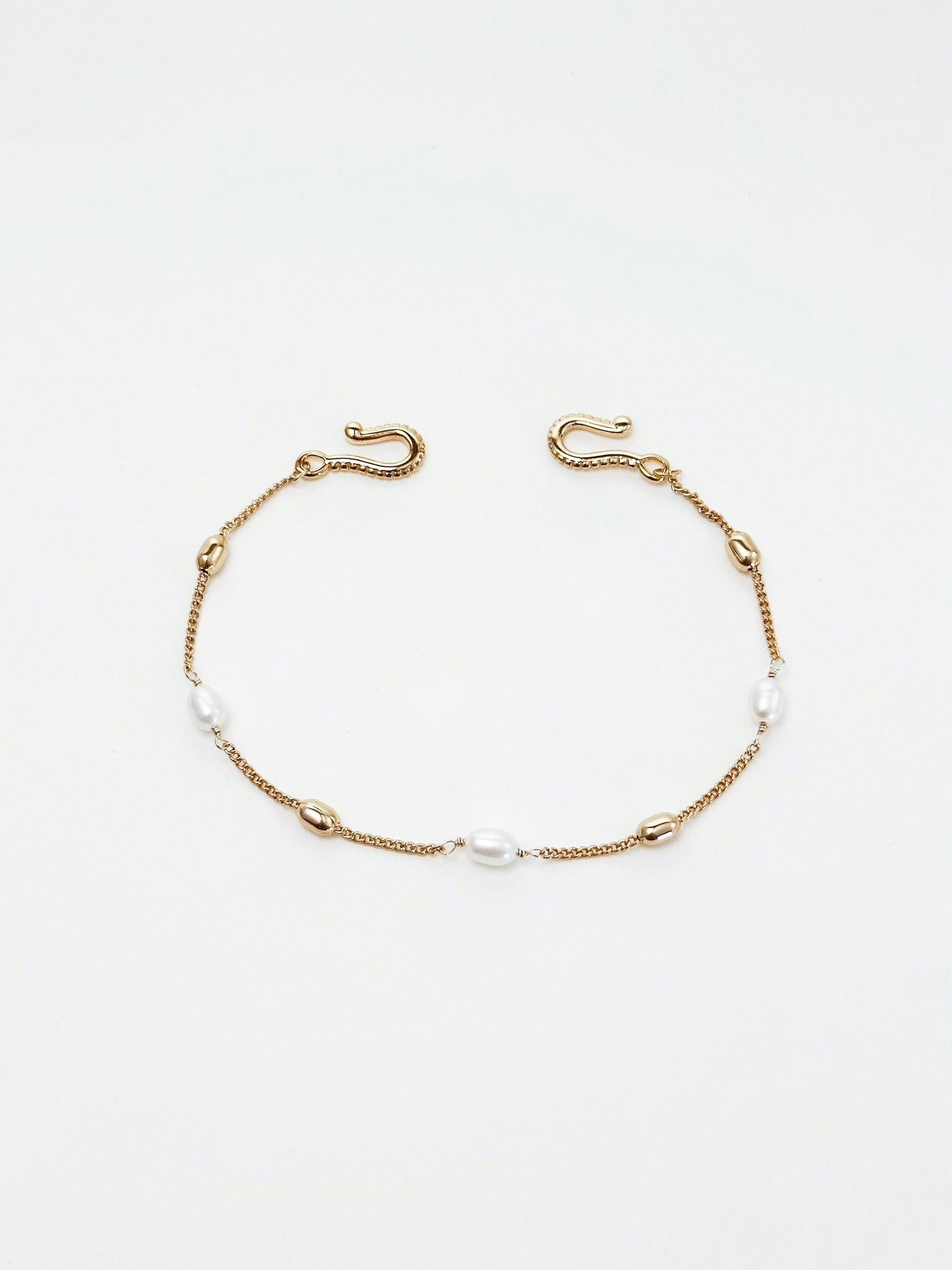Armband i 18k guldpläterat med sötvattenspärlor