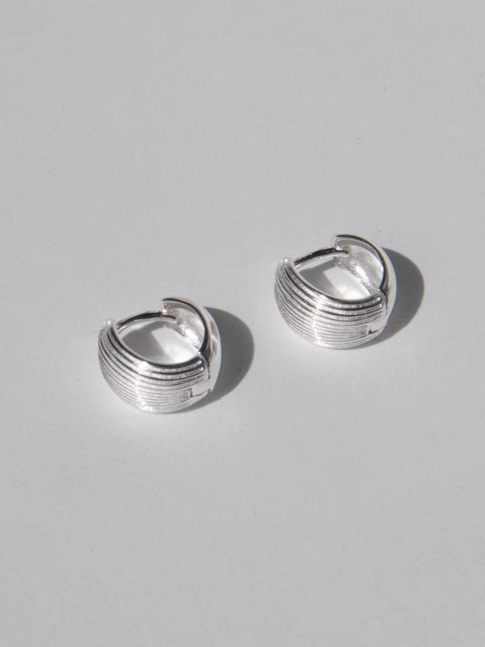 Silverfärgade räfflade hoops med 925 Silvernål