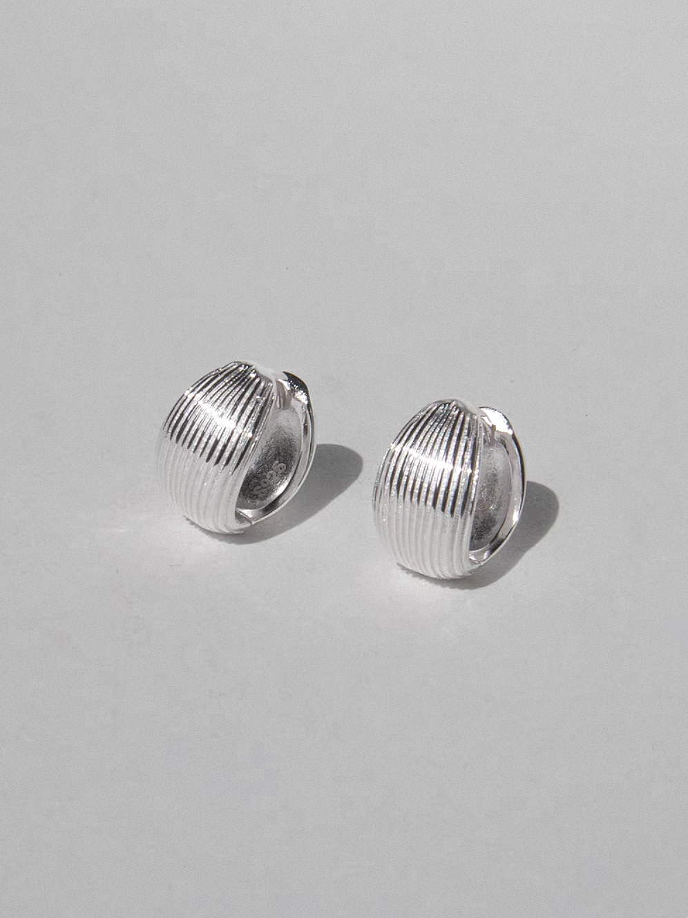 Silverfärgade räfflade hoops med 925 Silvernål