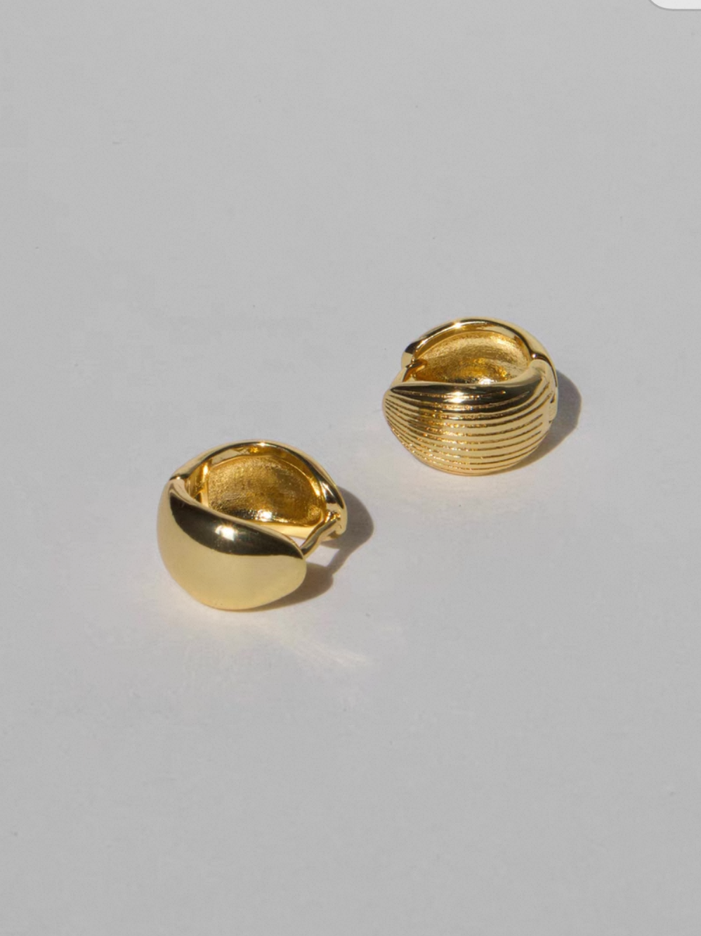 Guldfärgade räfflade hoops med 925 Silvernål