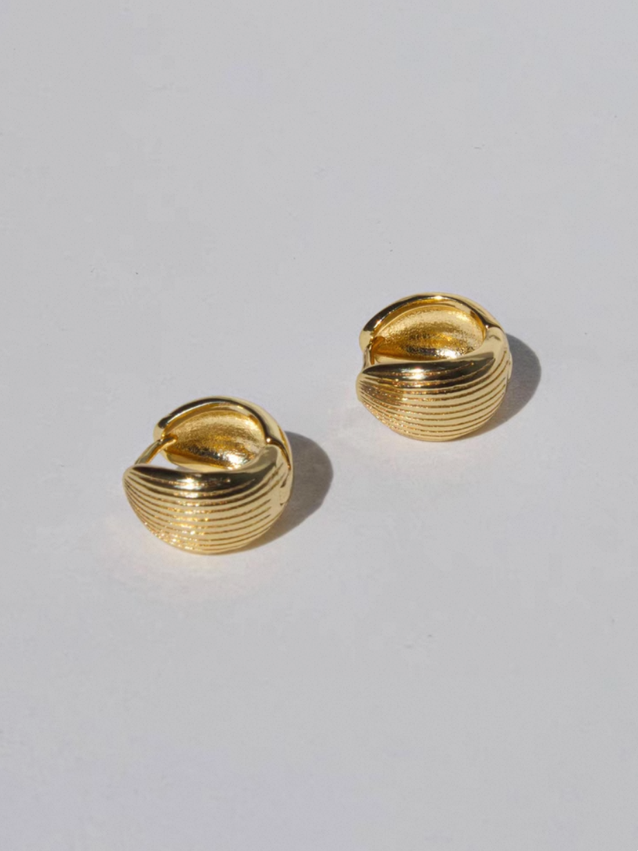 Guldfärgade räfflade hoops med 925 Silvernål