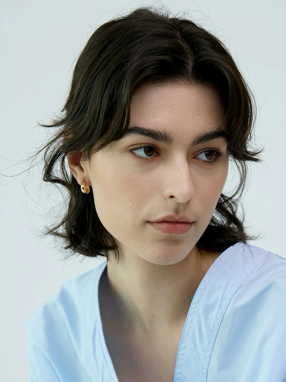 Små guldfärgade chunky hoops med 925 Silvernål