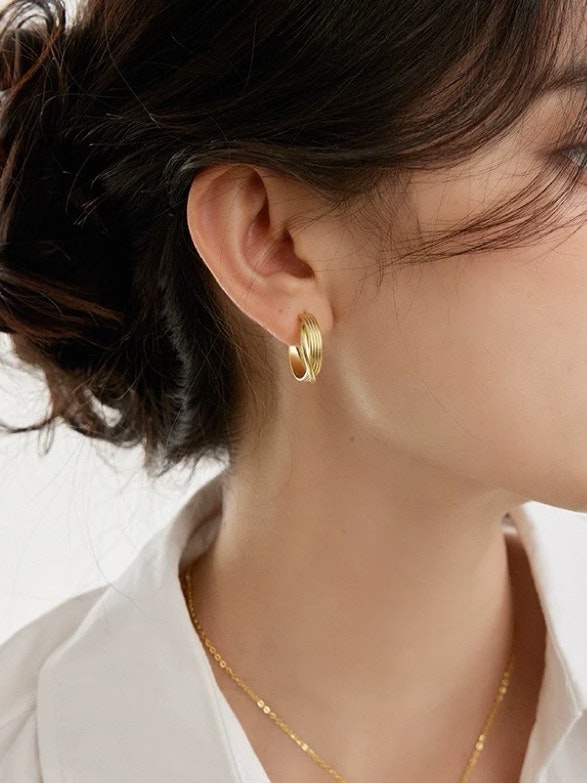 Guldfärgade hoops med tvinnad design