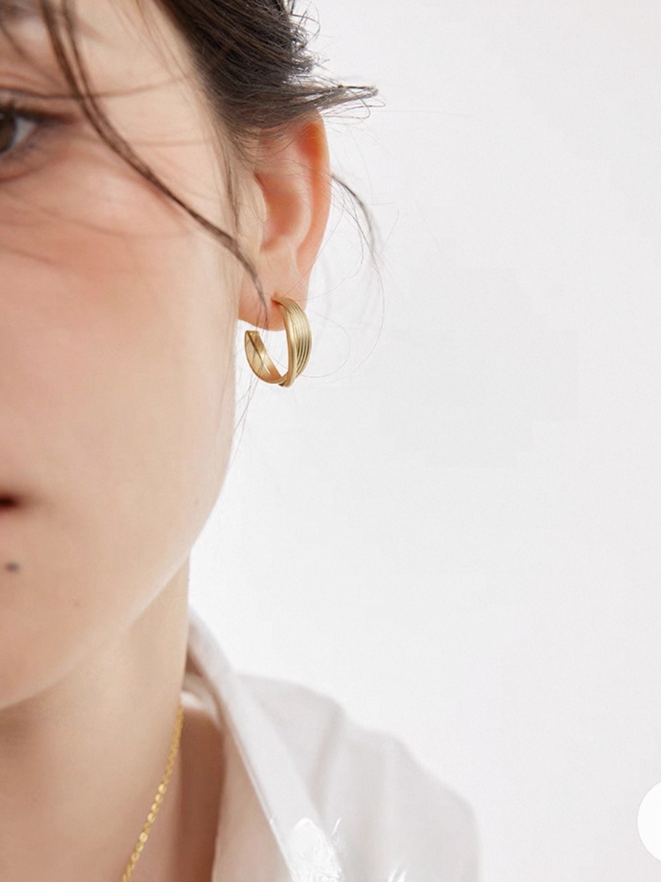 Guldfärgade hoops med tvinnad design