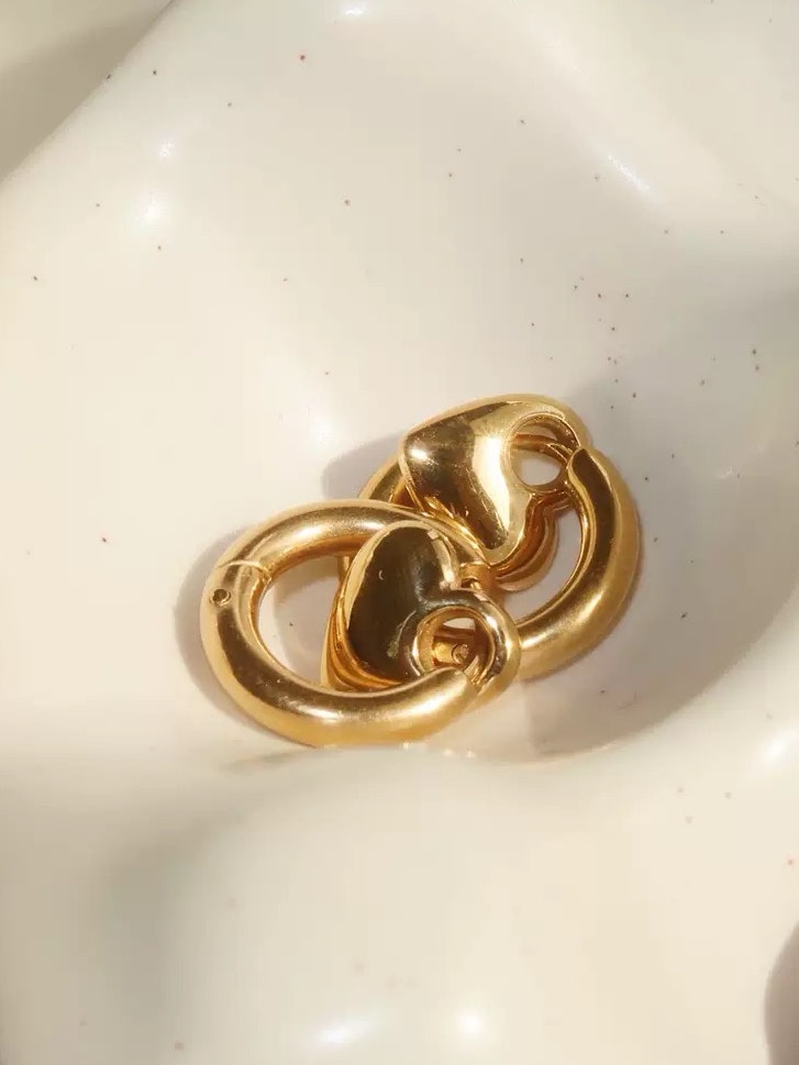 Hoops i stål med 18k guld och hjärtan