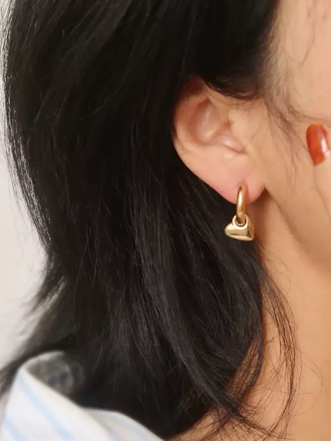 Hoops i stål med 18k guld och hjärtan
