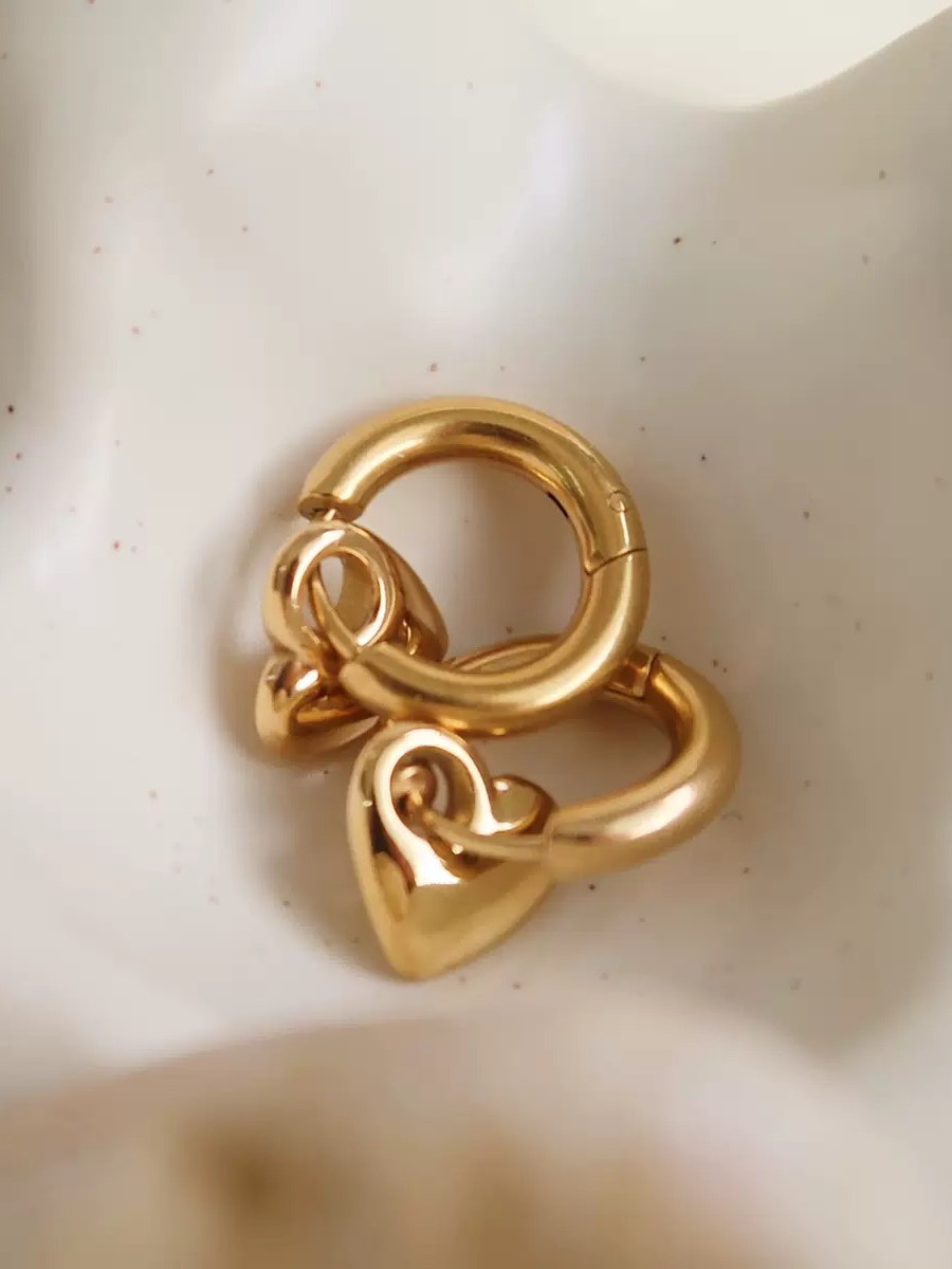Hoops i stål med 18k guld och hjärtan