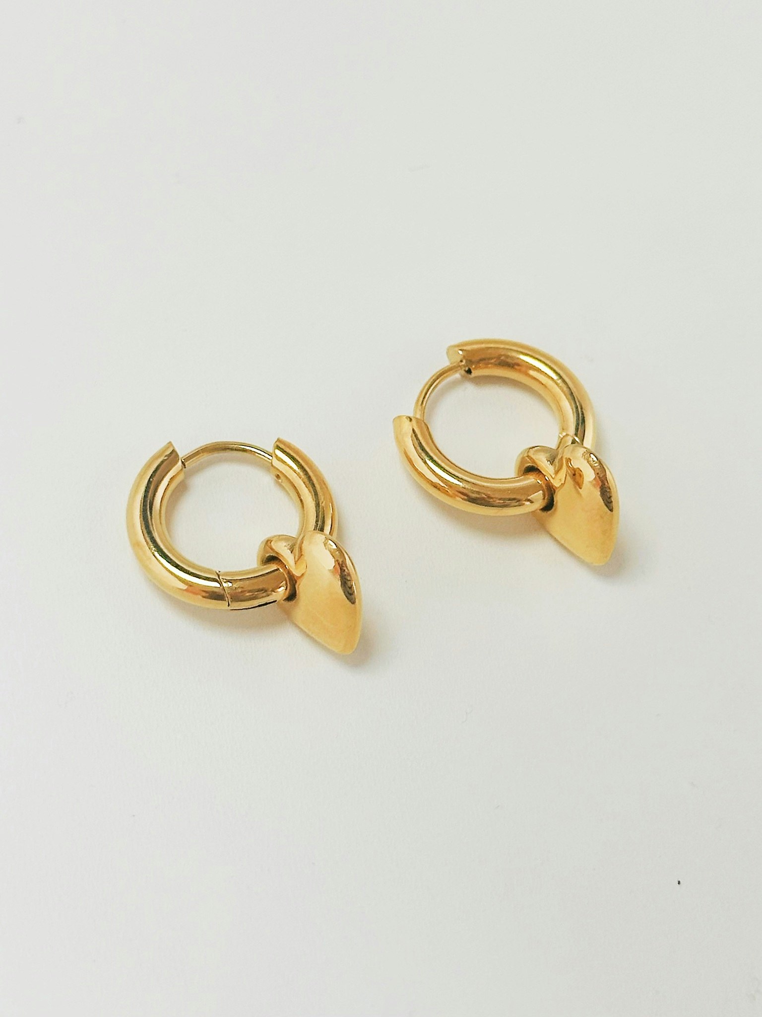 Hoops i stål med 18k guld och hjärtan